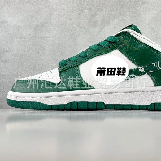 白緑のカシューナッツの花