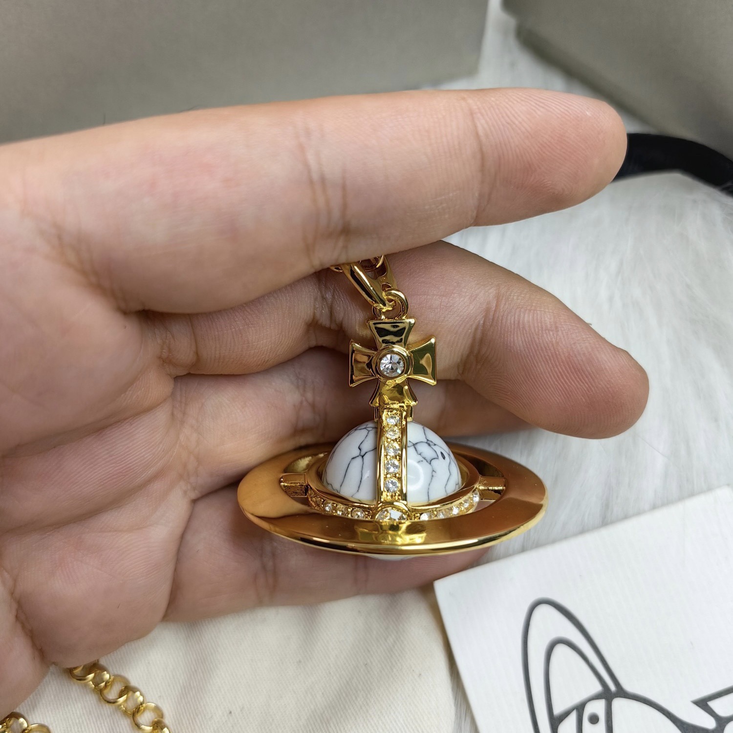 金色の白いひび割れたボール