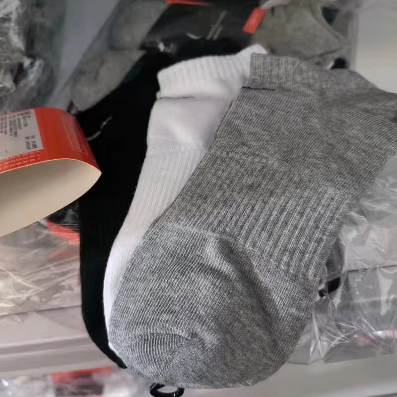 オールシーズン対応の薄手のボートソックス 黒、白、グレー