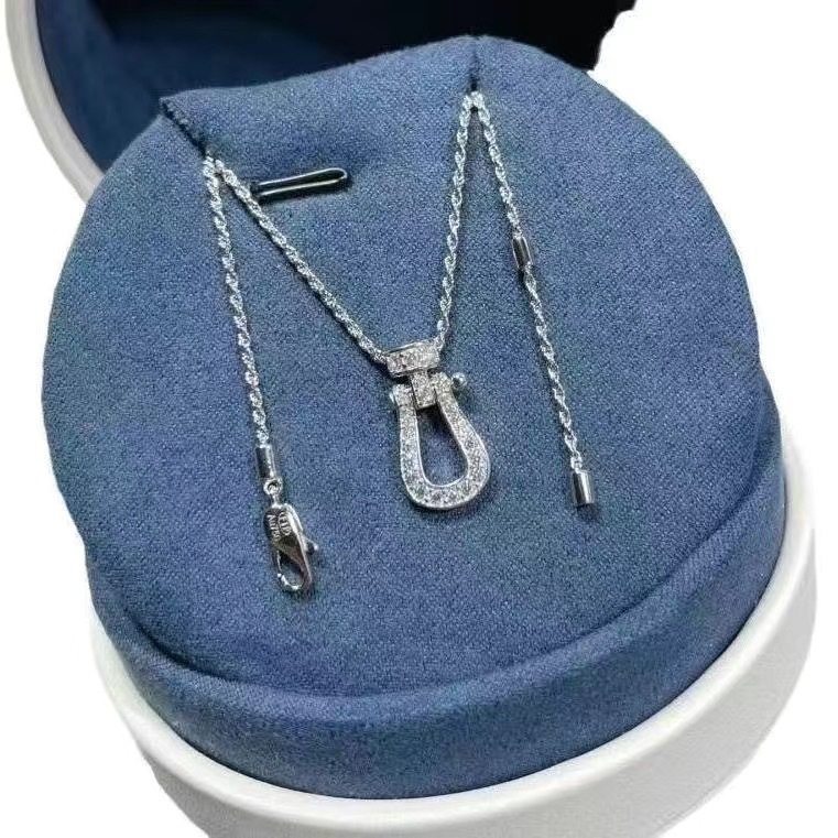 ホワイトゴールド大粒ダイヤモンド縦長ネックレス