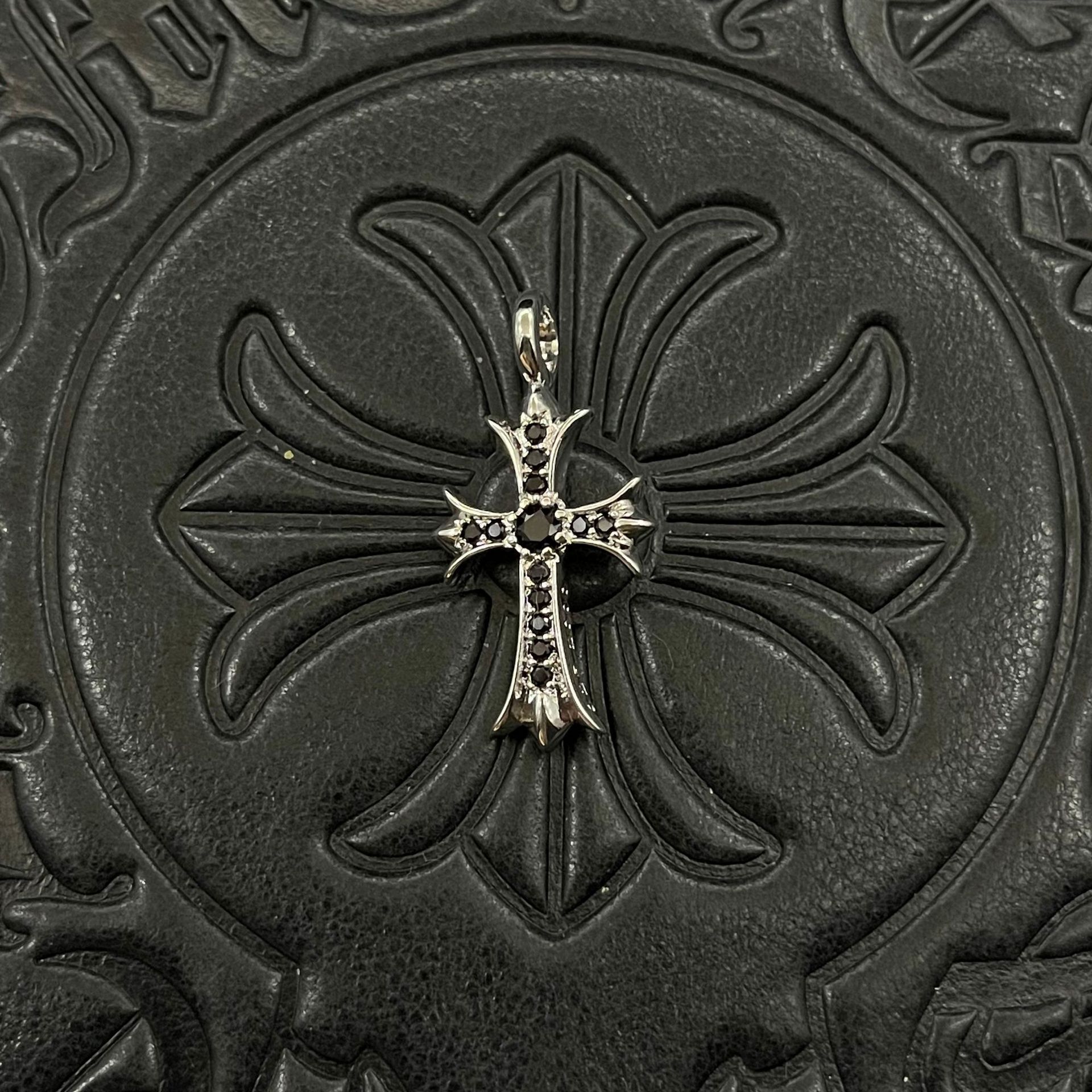 CX087 プラチナ ビッグクロス ブラックダイヤモンド(約33×16.5mm)