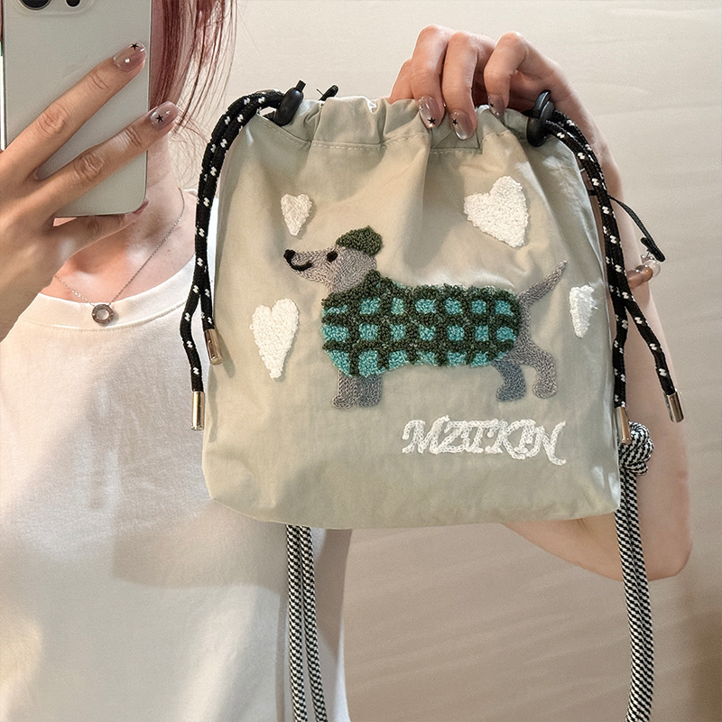 浅灰色腊肠狗