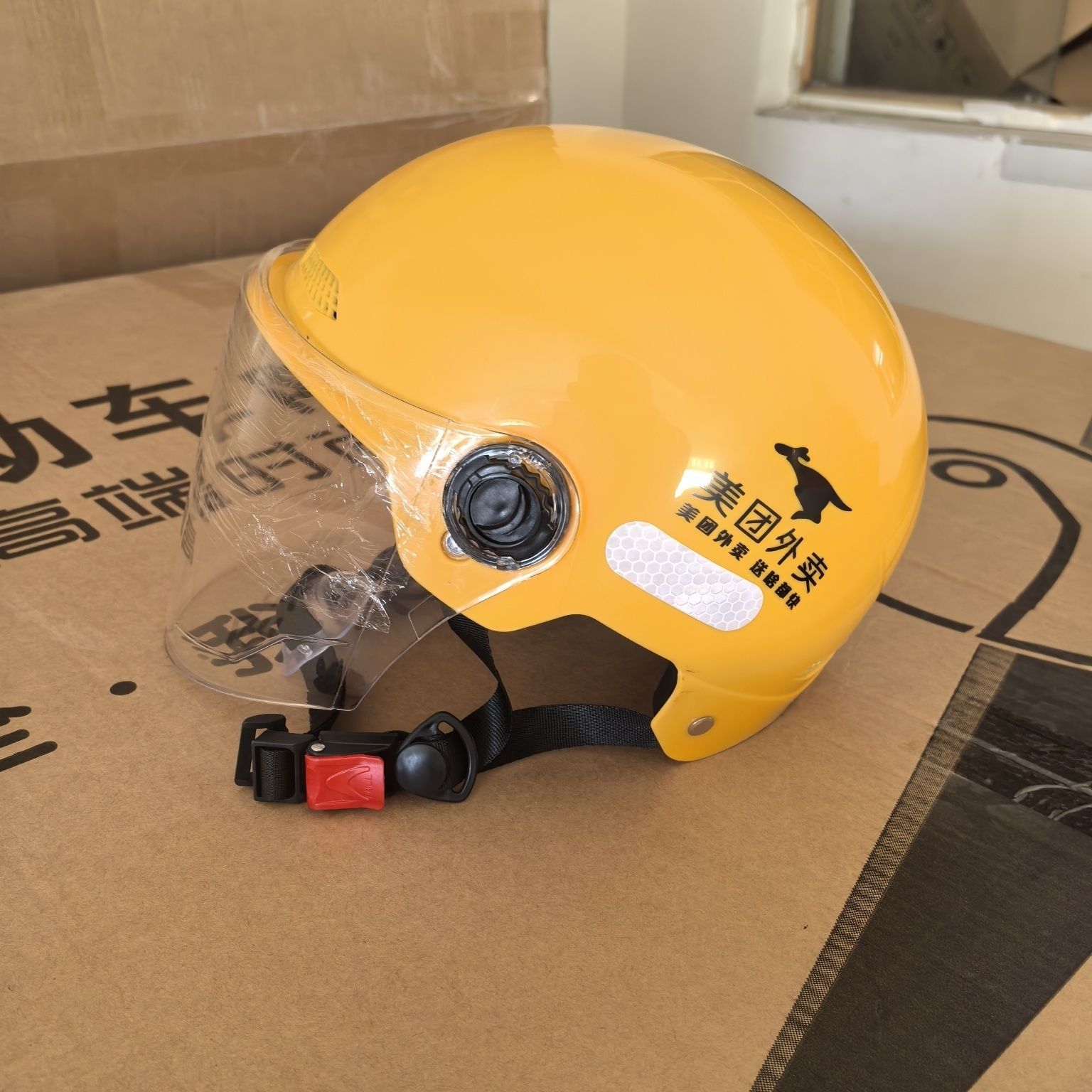 透明なロングレンズを備えた美団ヘルメット