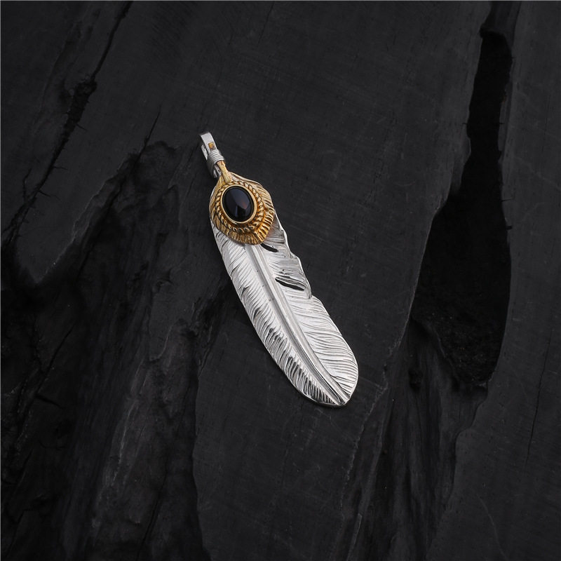 黒い宝石の羽根左