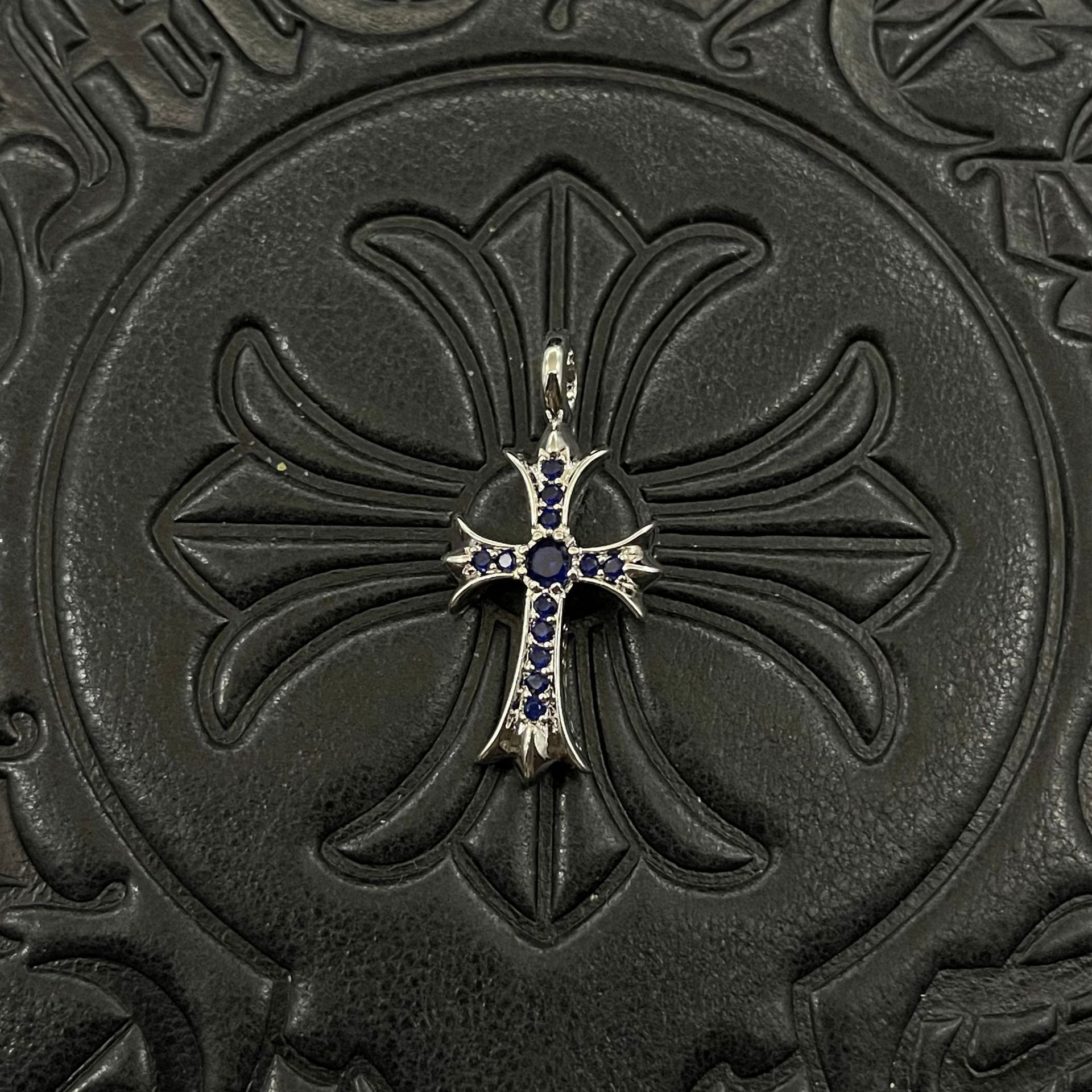 CX087 プラチナ ビッグクロス ブルーダイヤモンド(約33×16.5mm)