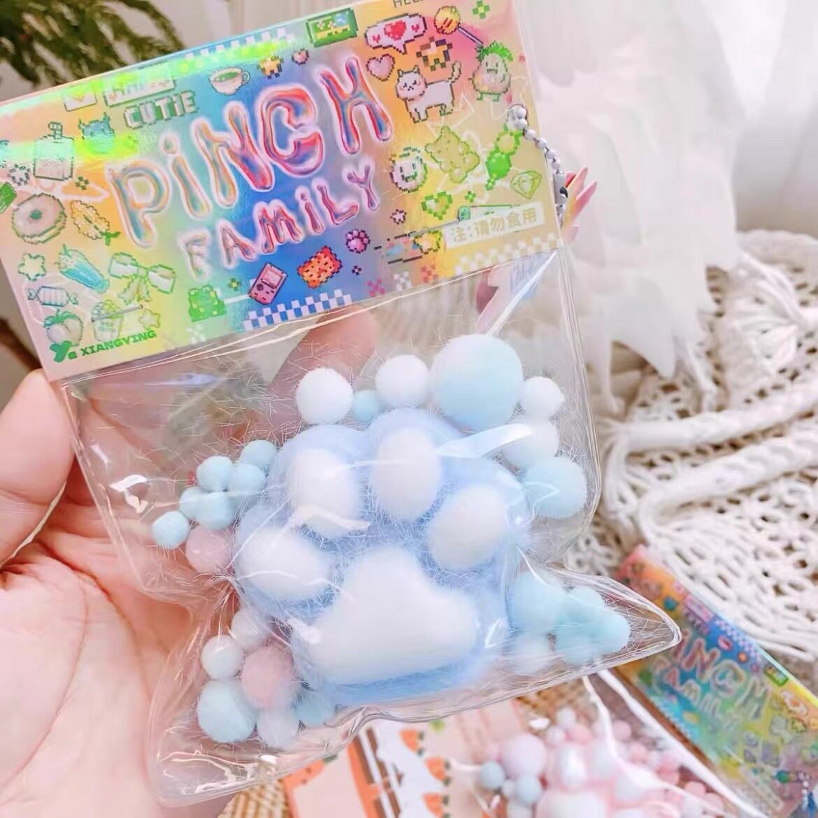 青い猫のぬいぐるみの足 [大きくて太くなった]