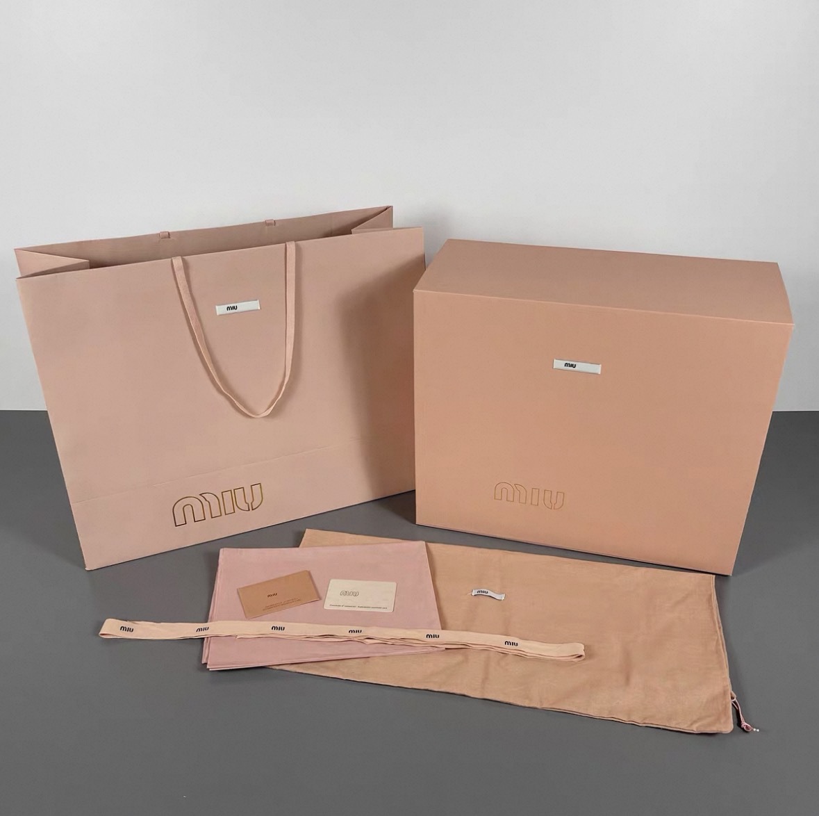 大型折りたたみボックス + 紙袋 + ダストバッグ + 付属品 42*38*18