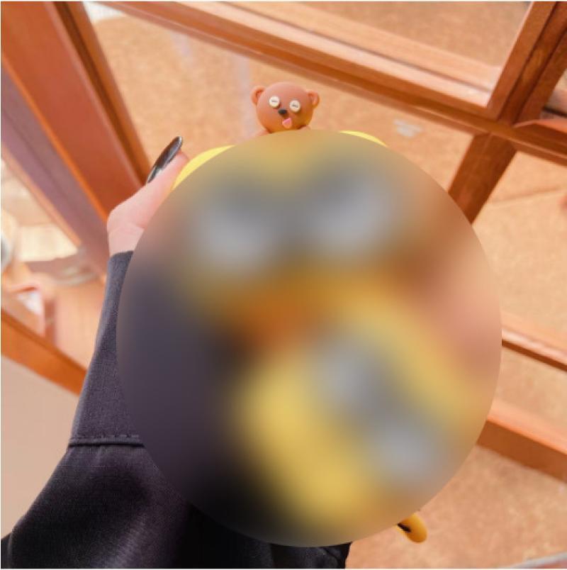 腹ばい熊の大きな目の黄色