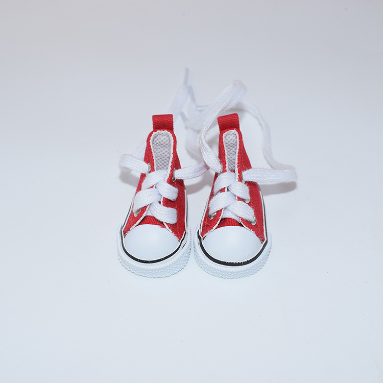 赤いキャンバスシューズ