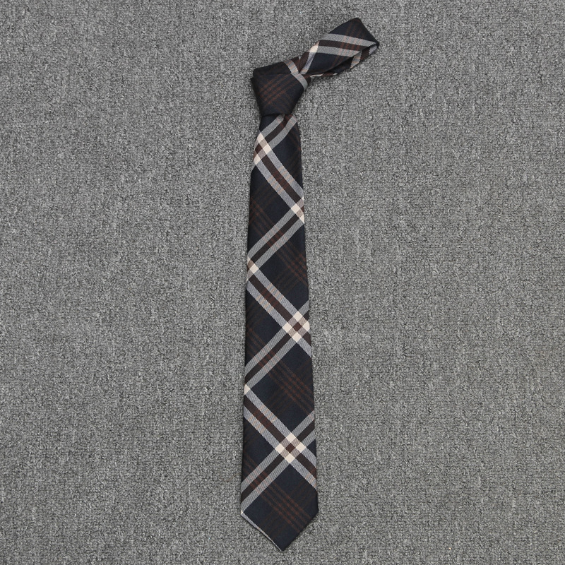 大きな茶色のネクタイ