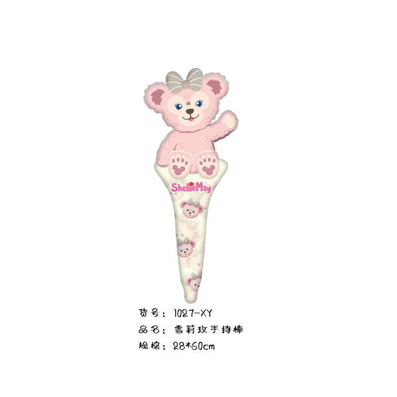 シャーリーメイがスティックを持っています