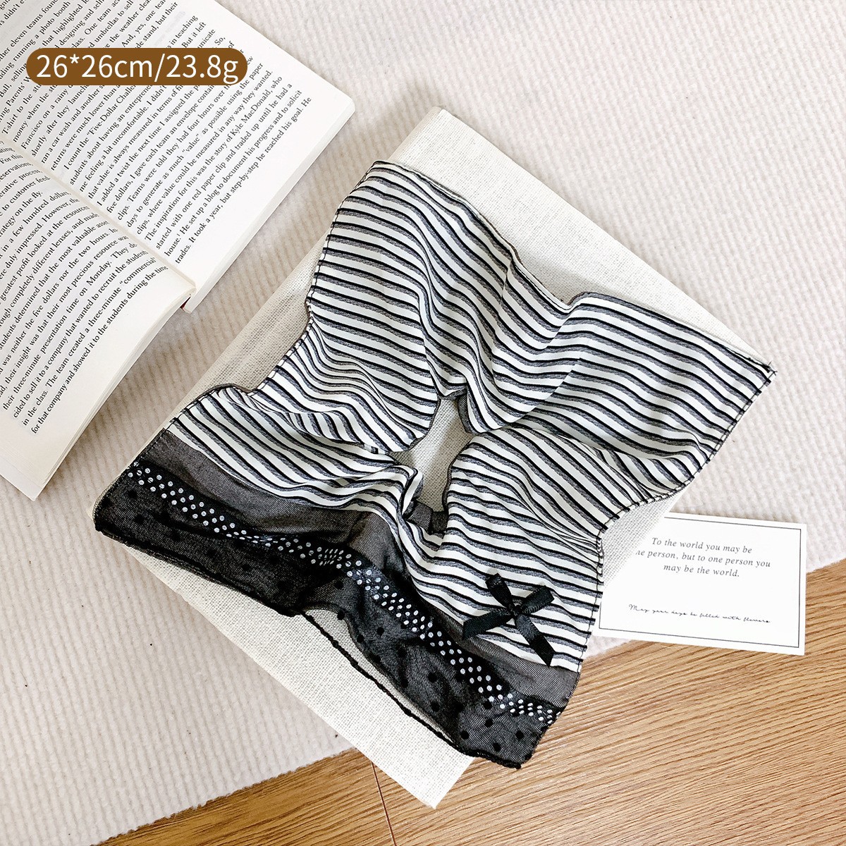 黒のストライプ柄ハンカチ