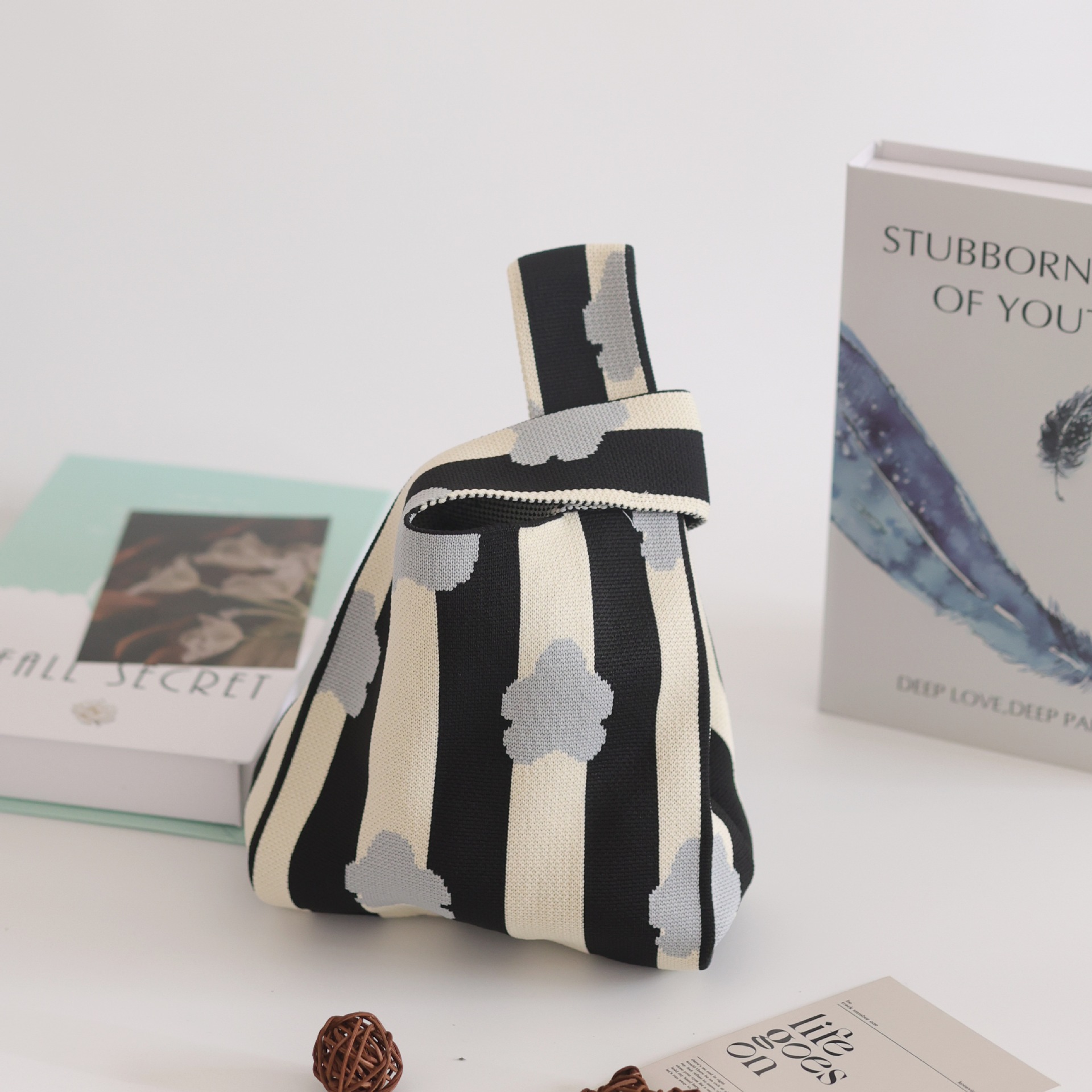 黒と白の縦縞の花