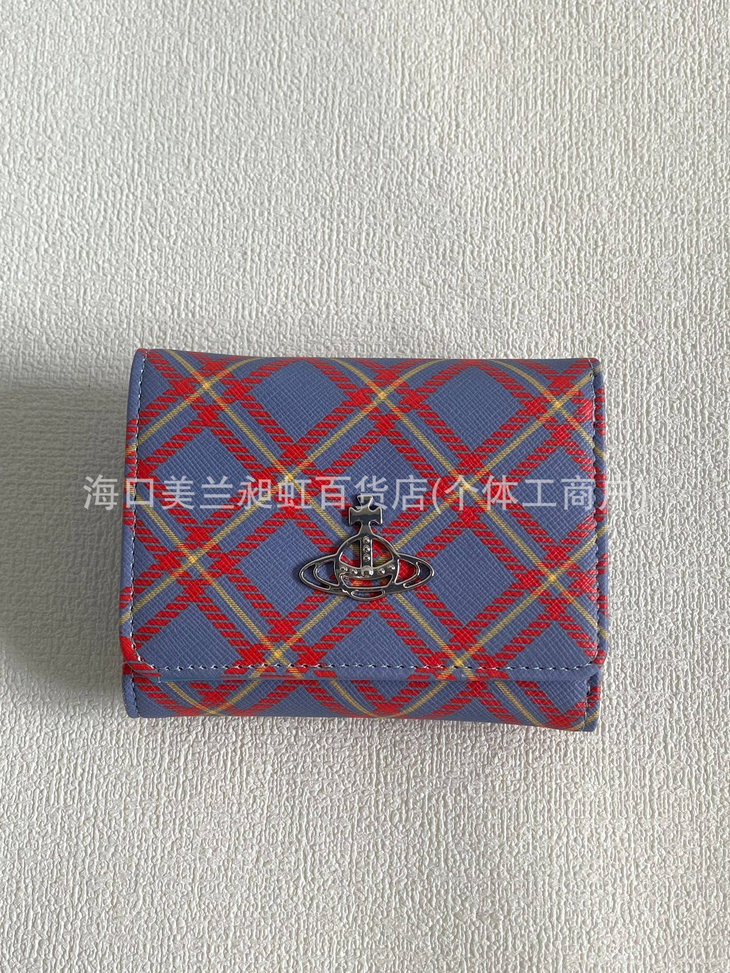 ピンクと紫のチェック柄の財布