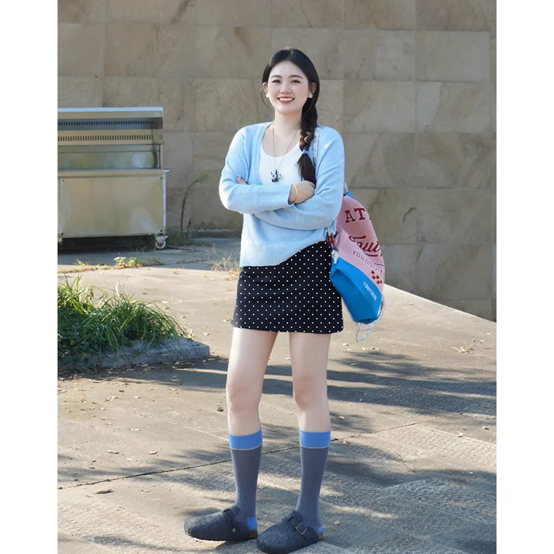 黒の水玉模様のスカート