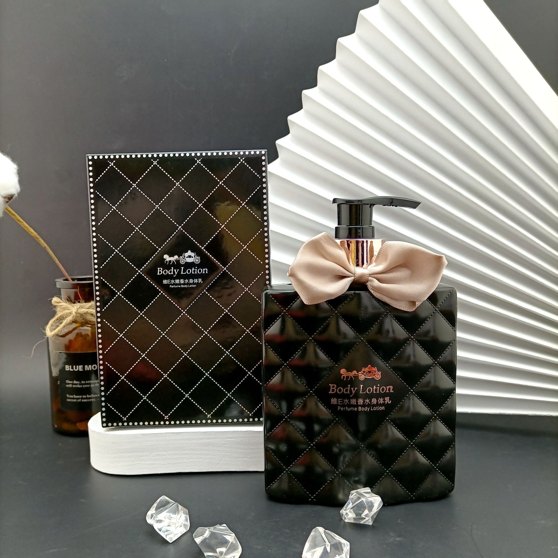 甘やかされた貝の詩の維eの柔らかい潤いの香水の体の乳-黒色