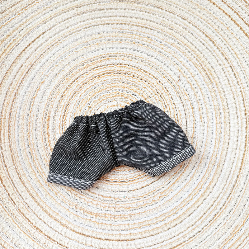 カフス付きの黒とグレーのジーンズ