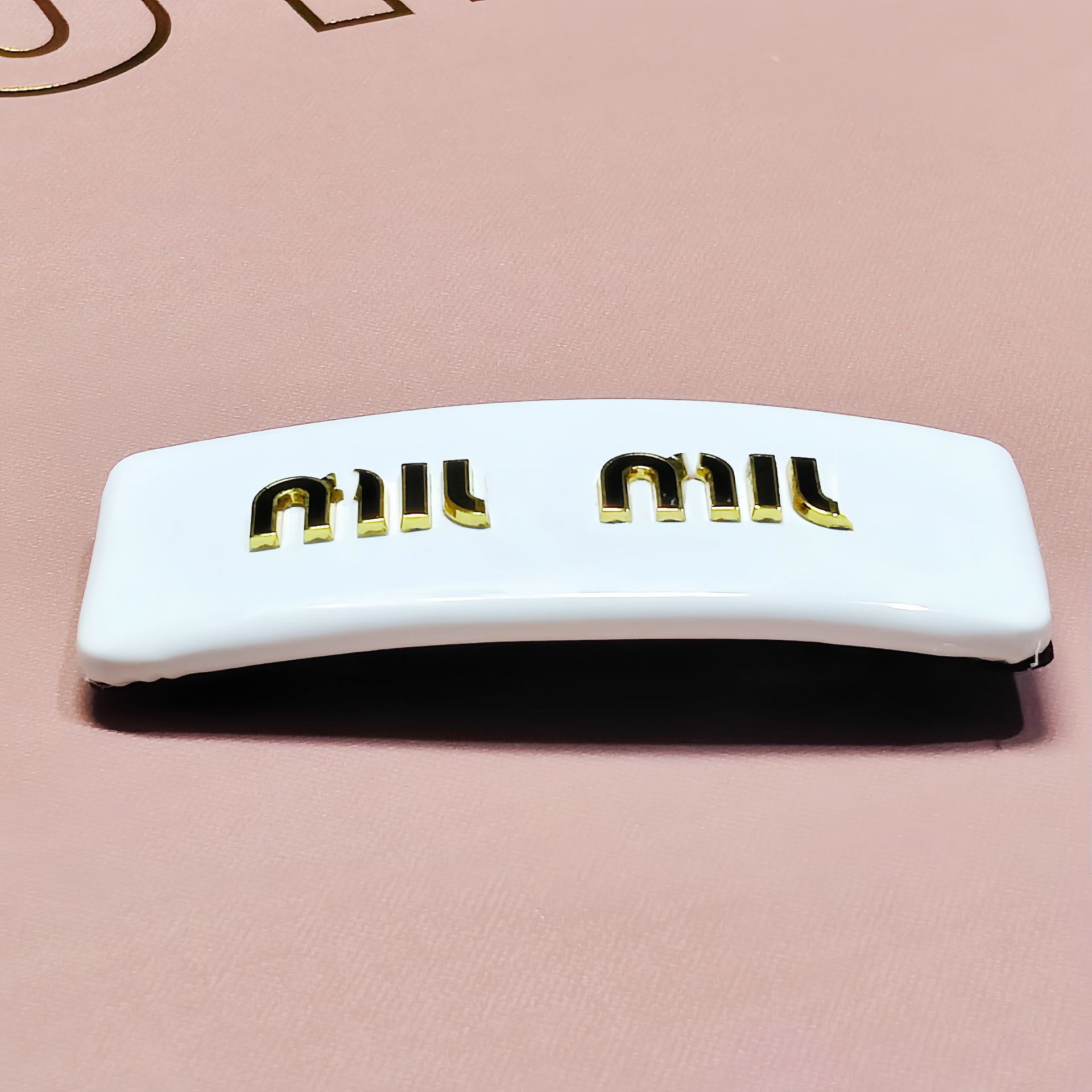 M ホワイト