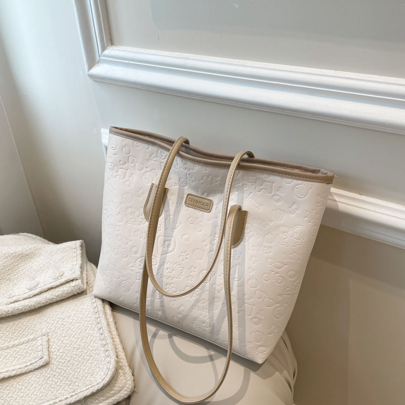 ペンダントなしのカーキ