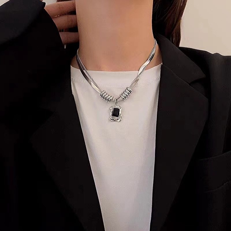 方牌水晶ペンダントチタン鋼ネックレスx2370