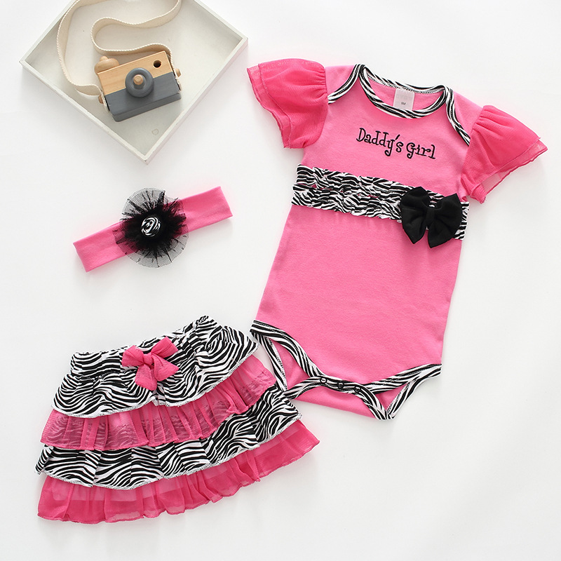 バラの赤いシマウマの服の3つのセット