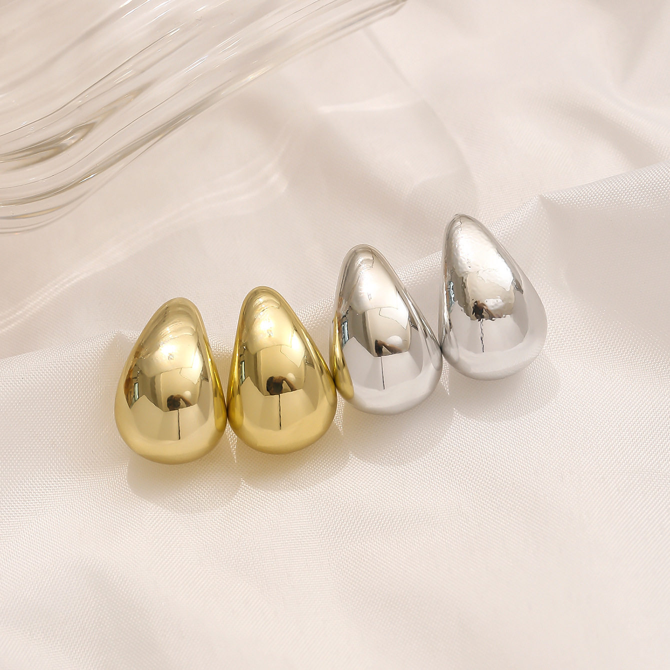 環境に優しいウォータードロップイヤリング4個。