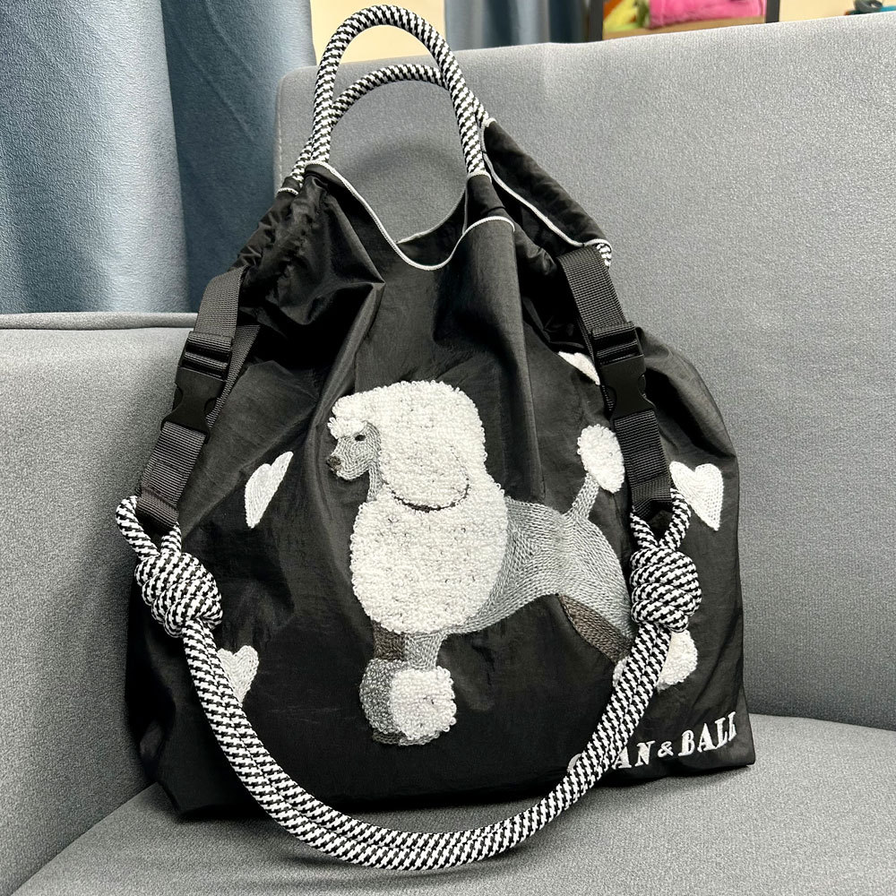 黒い貴賓犬