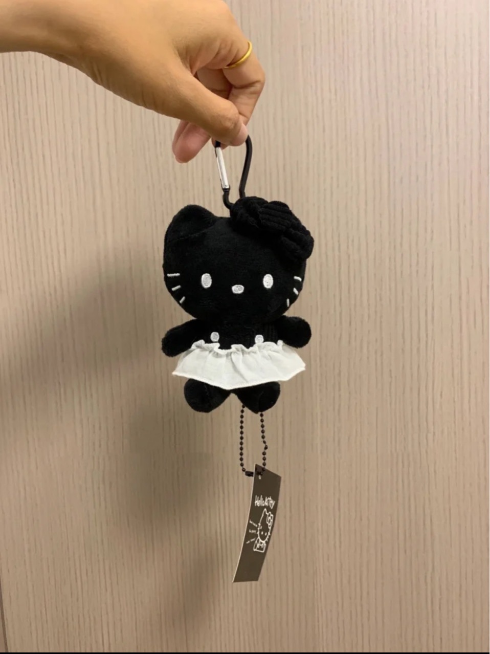 真っ黒な白いドレス