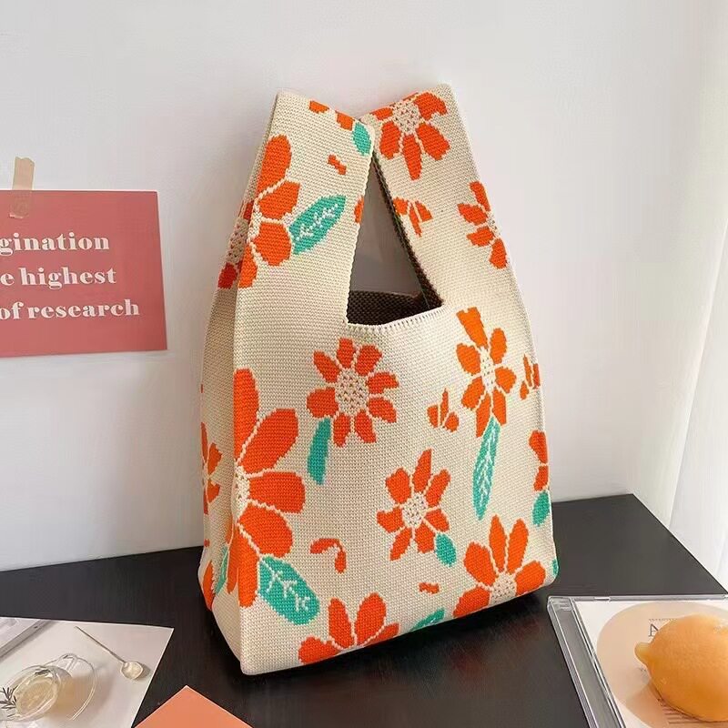 オレンジと緑の小さなひまわり