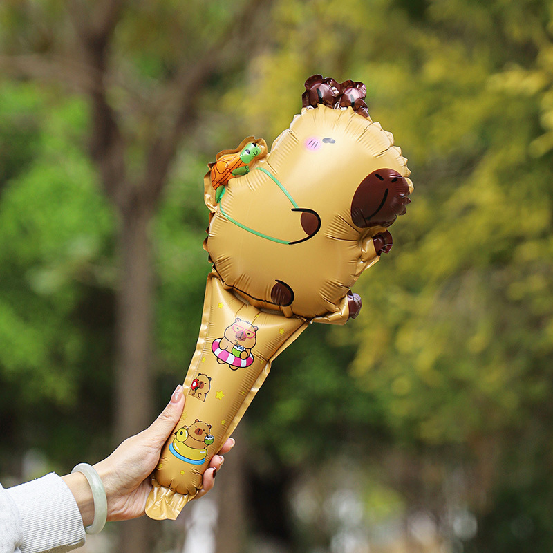 カメのカピバラがバットを打つ