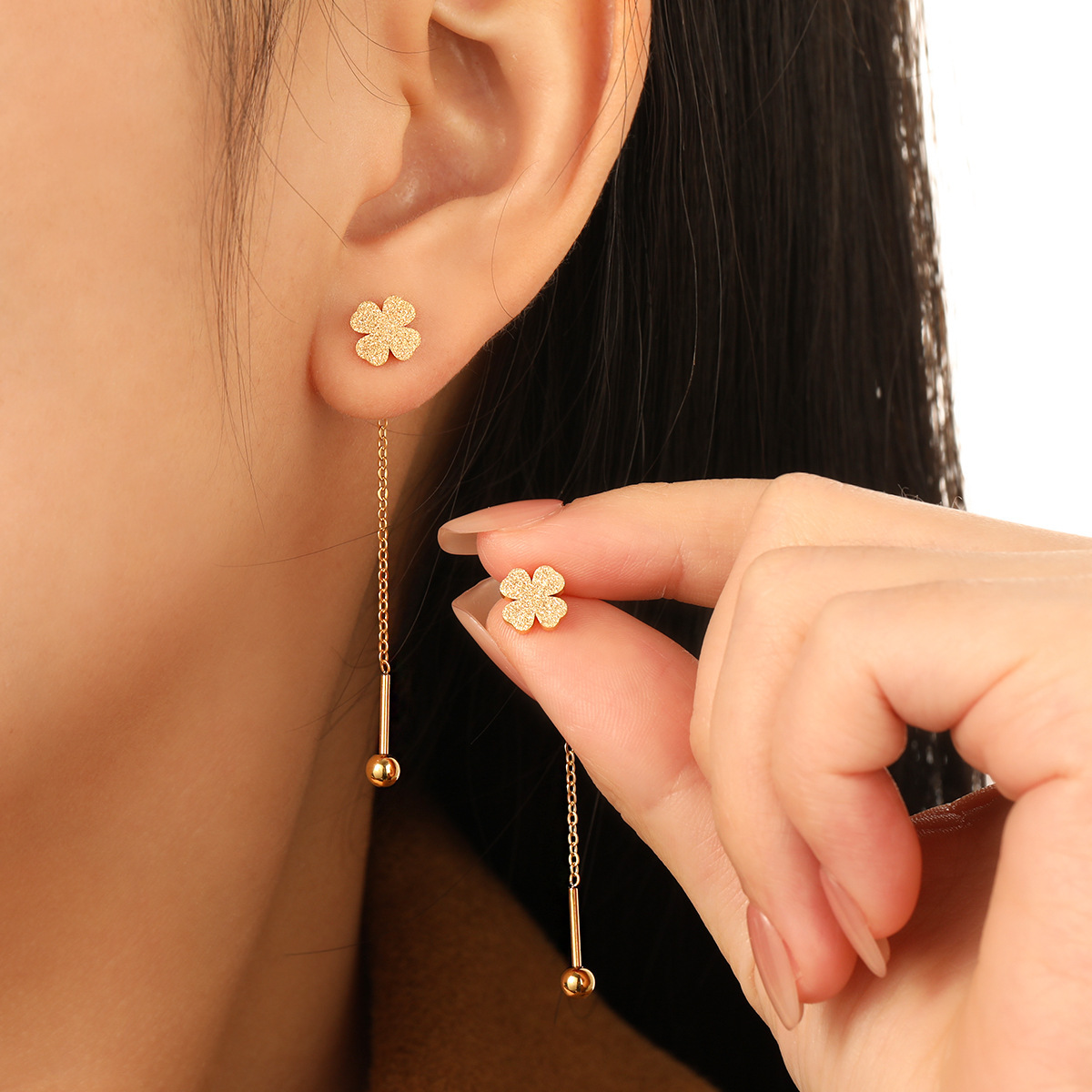 金色の長い四つ葉のクローバーの耳ワイヤー