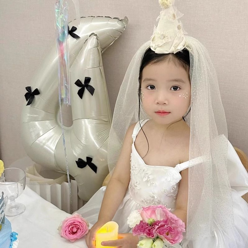 白い誕生日の帽子