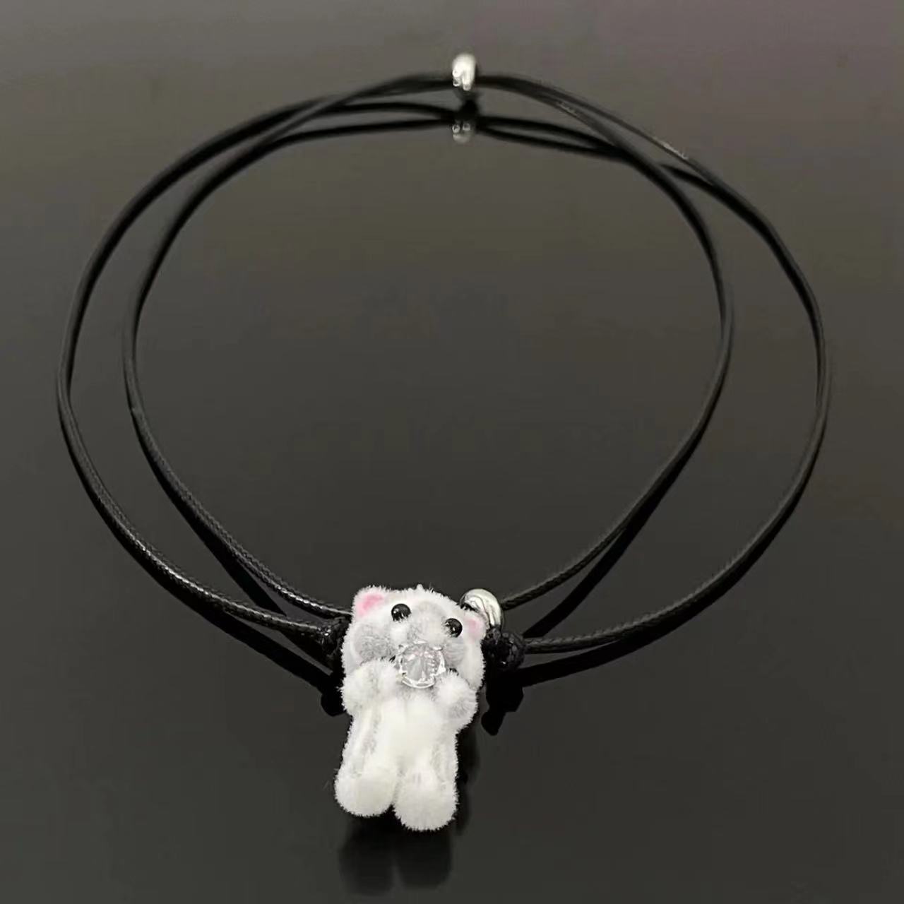 B 白灰色のクマ
