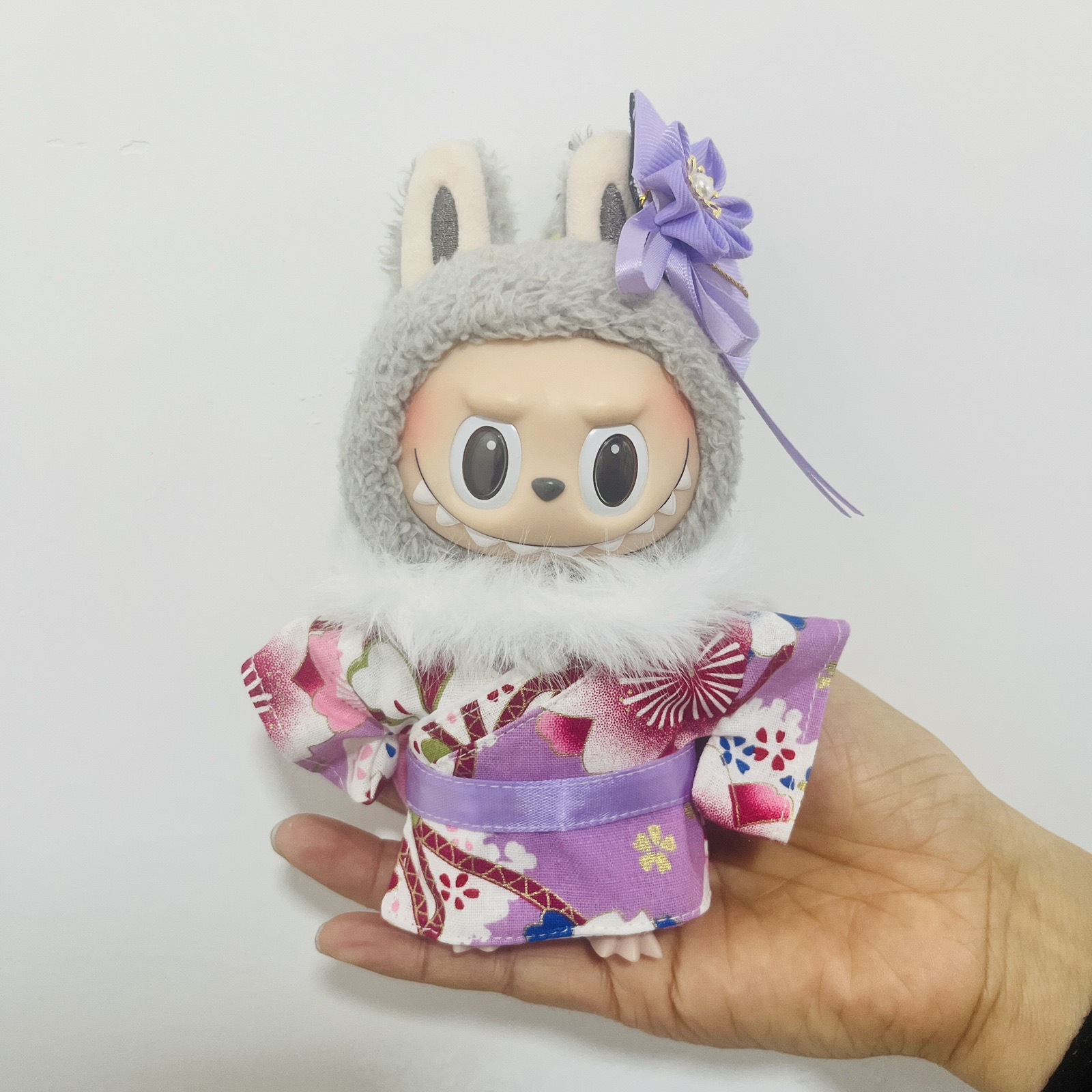 紫の女性の着物(無料のファー襟)