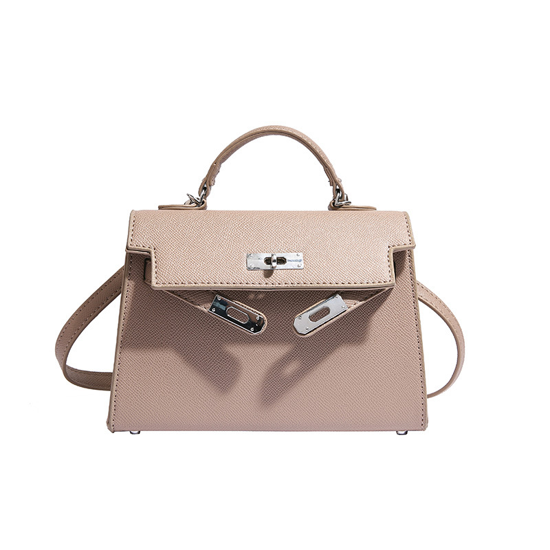 カーキ色の銀ボタン