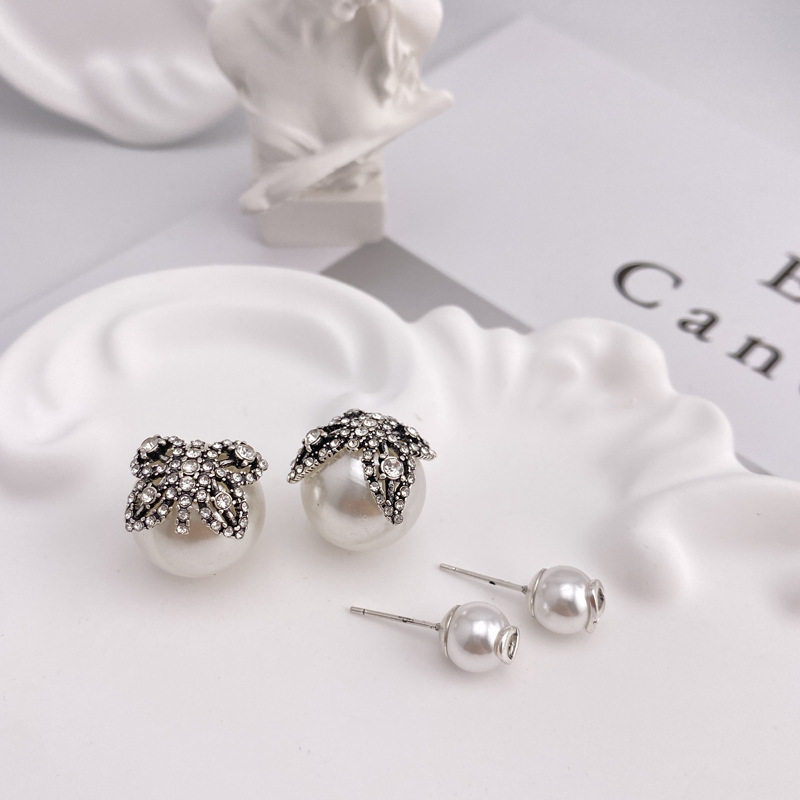 前後に蝶のピアスを2つつけます