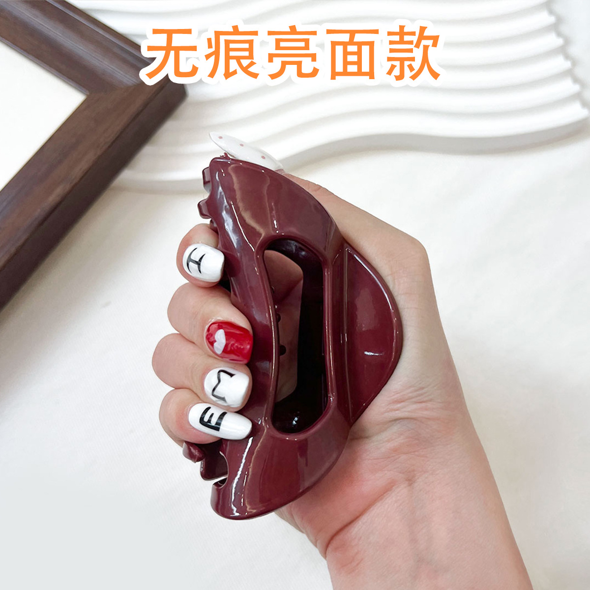 痕跡のない光沢のあるモデル - 赤い三角形