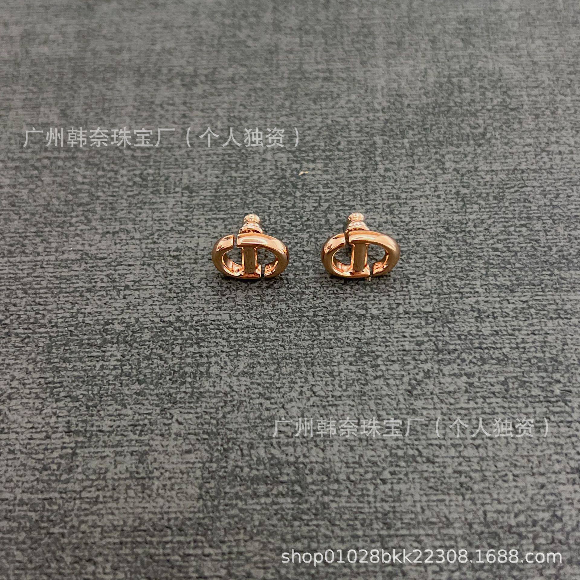 シャンパンゴールド