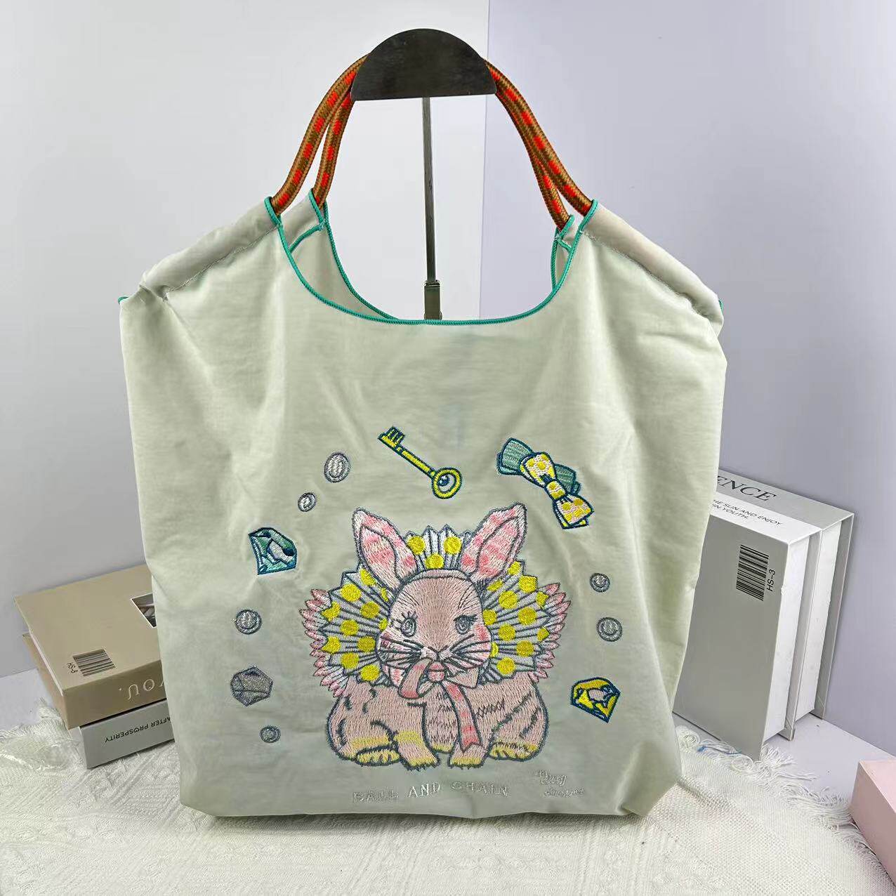 ライトグレーのドラゴンウサギ