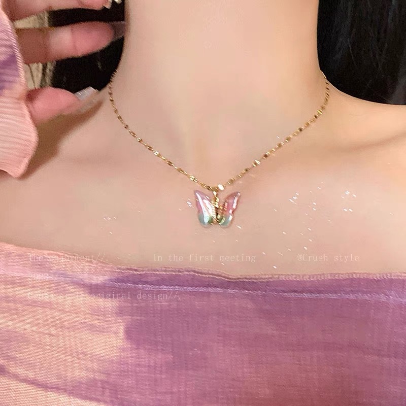 春の無言蝶のネックレス