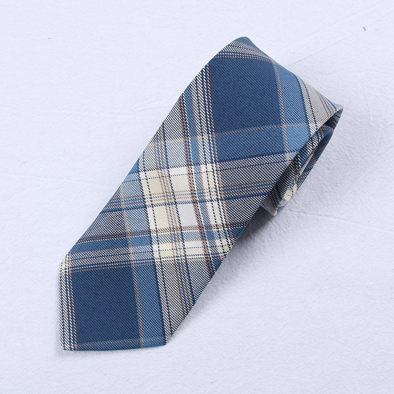 うーん、ネクタイ(D)