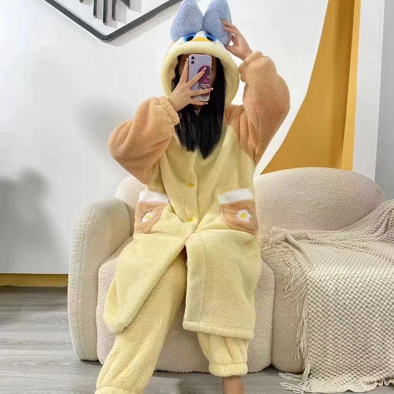 黄色いドナルドダックスーツ