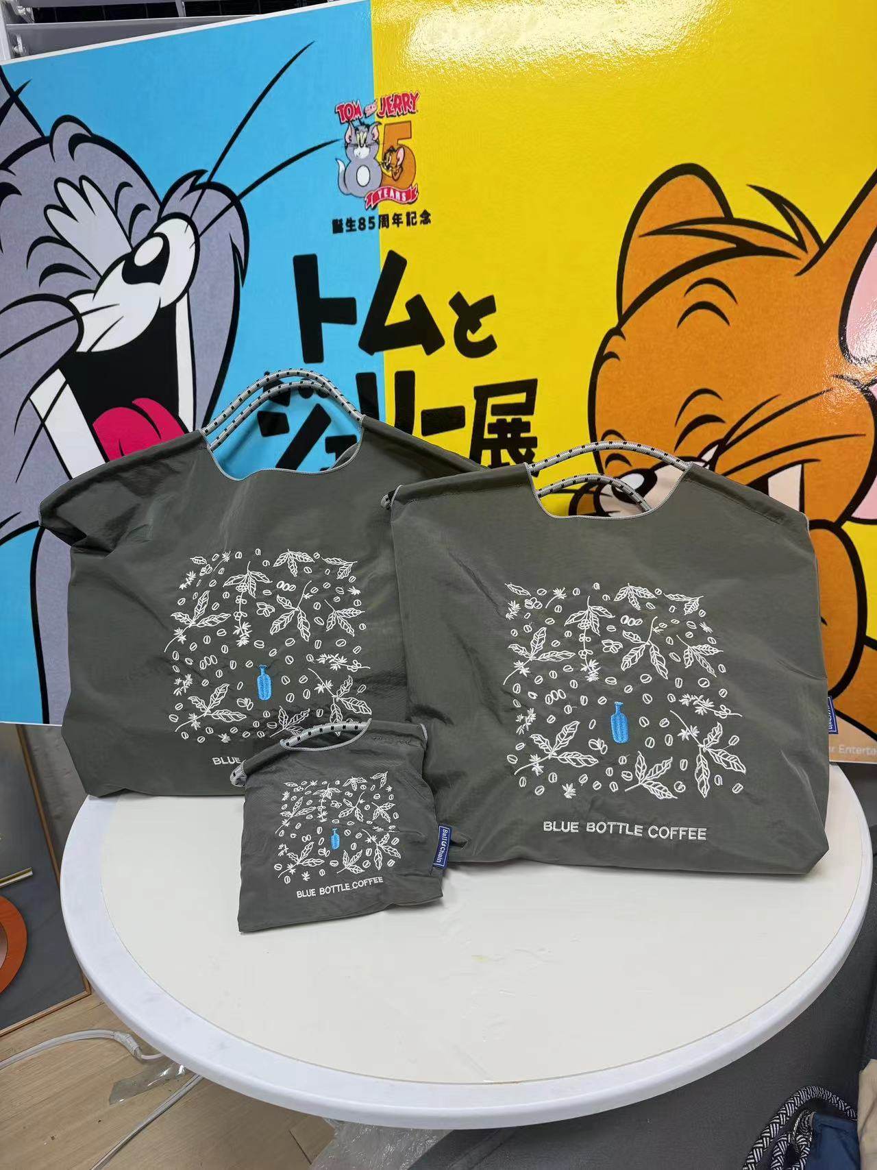 グレー・ブルーのボトル