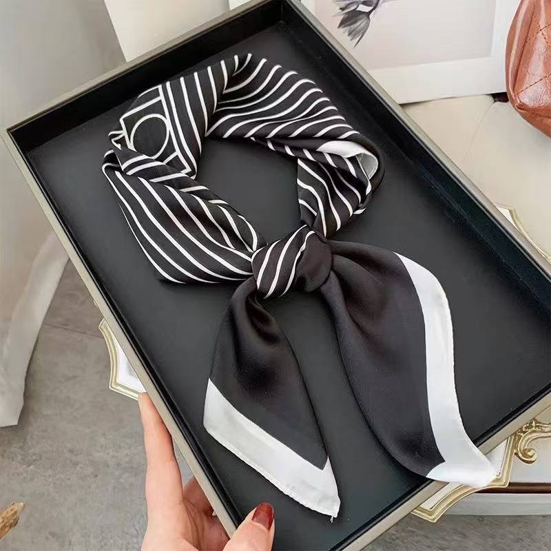 黒の背景に幾何学的なストライプ