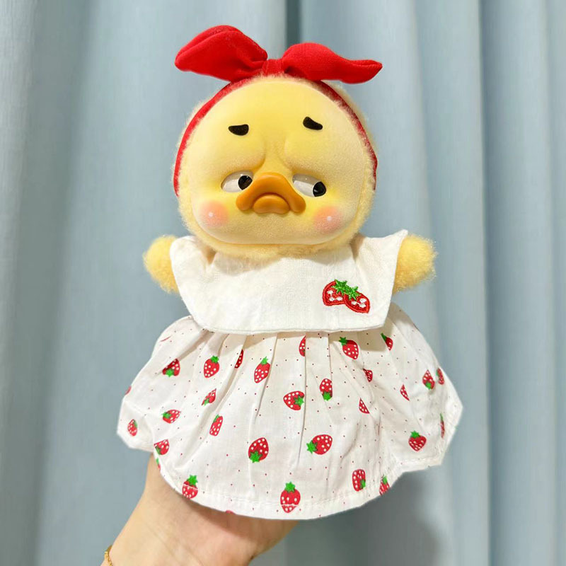 小さな赤いイチゴのドレス