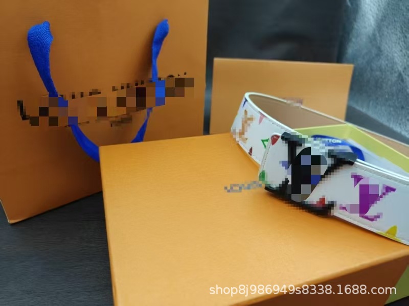 白い色の花と黒いボタン