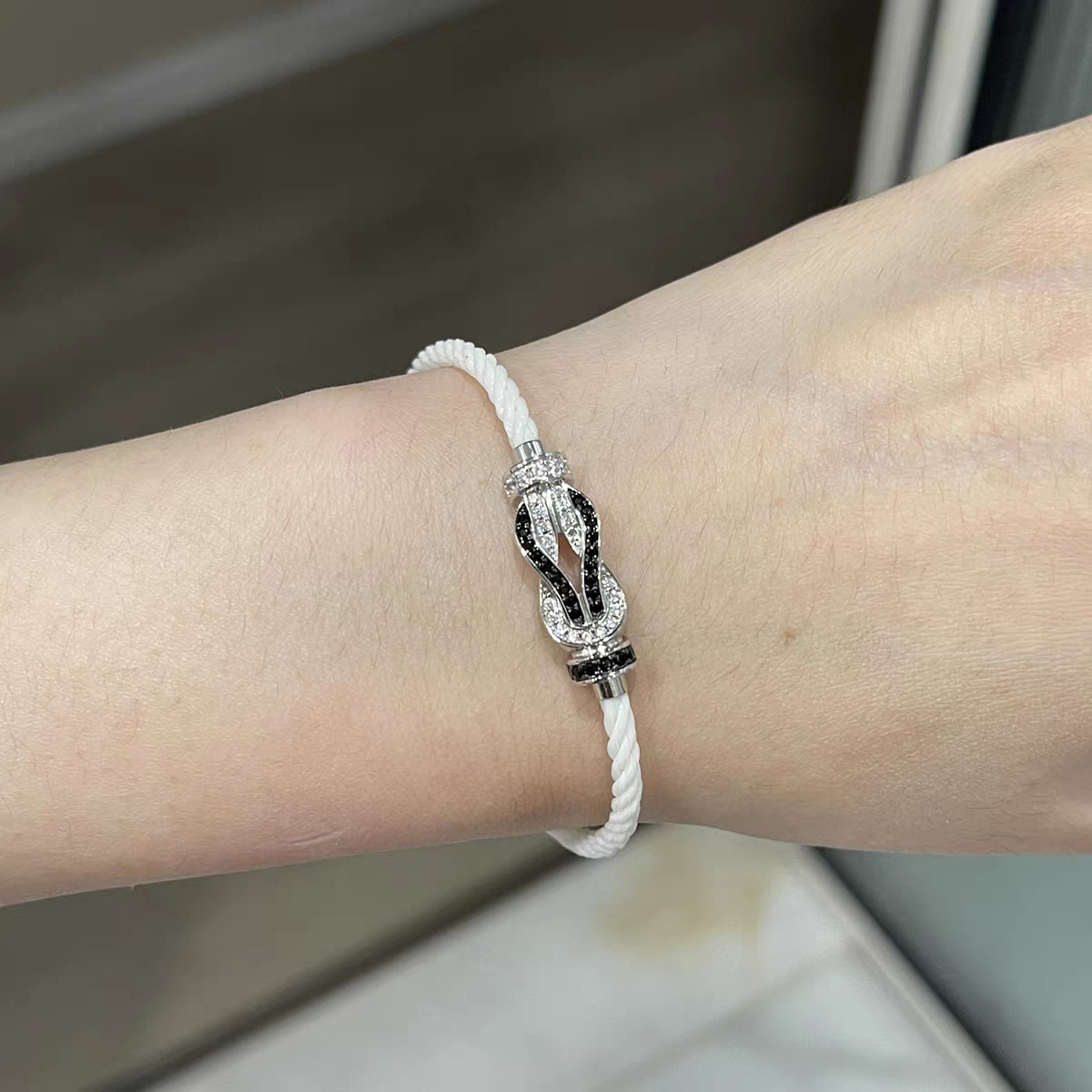 ミディアム 8 の字バックル プラチナ パンダ ホワイト ロープ