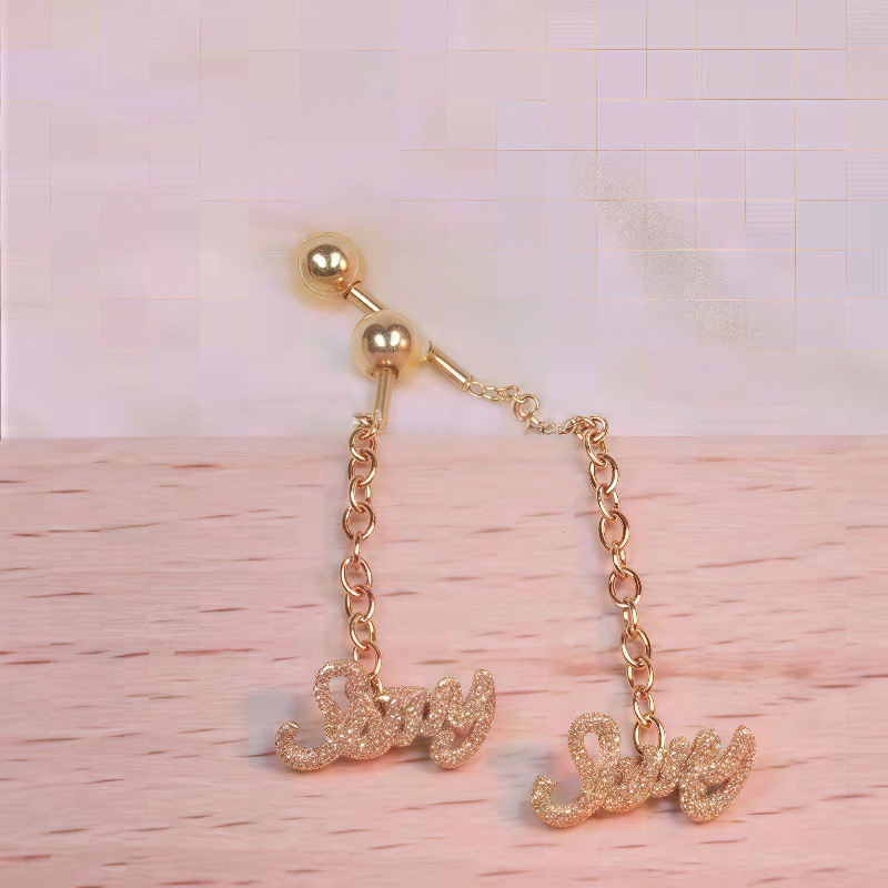 金色の砂のセクシーな耳のライン