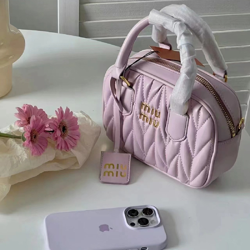 ピンクパープルのギフトボックス包装