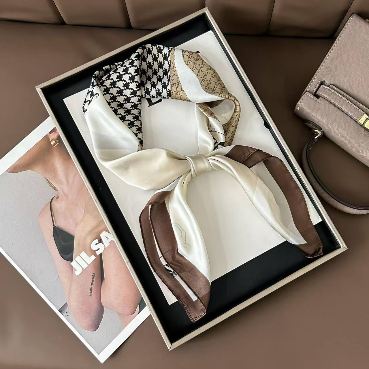 茶色の千鳥格子の軍馬